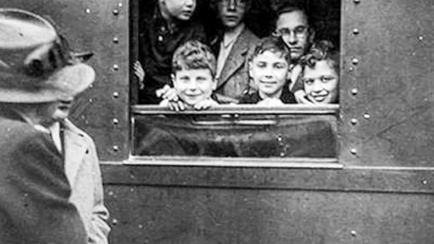 Into the Arms of Strangers: Stories of the Kindertransport